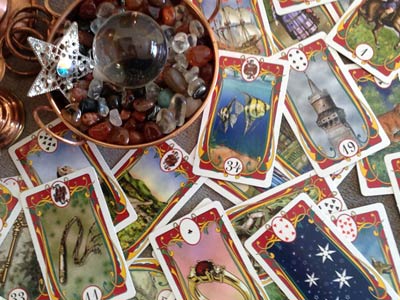 14 jogos de Tarot que mesmo quem não sabe ler as cartas vai querer ter